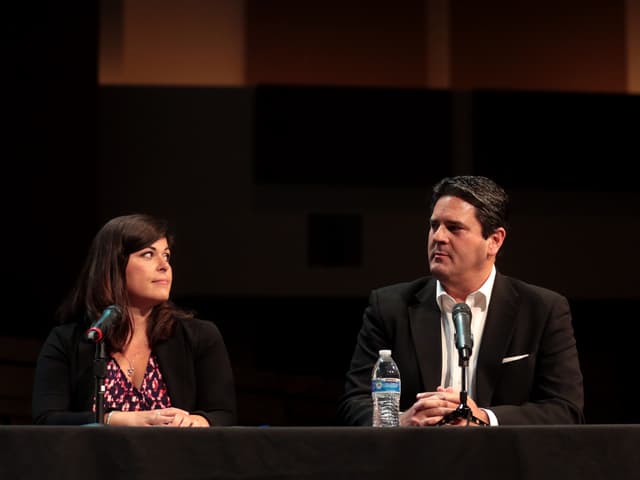 "Beth Lewis & Joe Thomas" by Gage Skidmore / Flickr, CC BY-SA 2.0. Source: https://www.flickr.com/photos/gageskidmore/36315583971/ License: https://creativecommons.org/licenses/by-sa/2.0/ Flickr photo ID: 36315583971. Original file; no modifications.