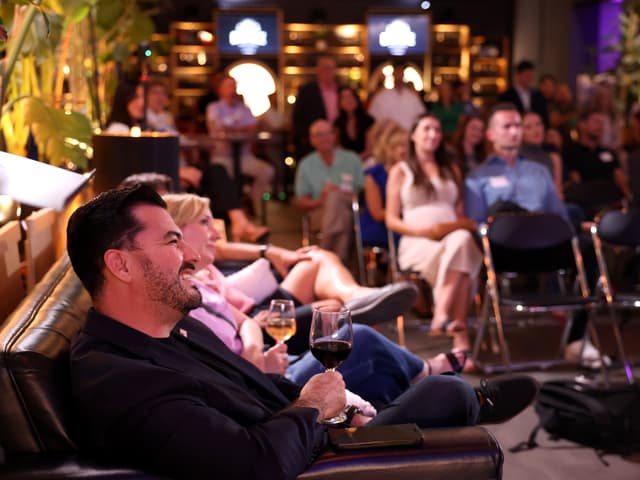 "Arizona Talks attendees" by Gage Skidmore / Flickr, CC BY-SA 4.0. Source: https://www.flickr.com/photos/gageskidmore/54797994872/ License: https://creativecommons.org/licenses/by-sa/4.0/ Flickr photo ID: 54797994872. Original file; no modifications.